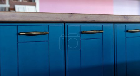 Téléchargez les photos : Ensemble de meubles d'armoire de cuisine. Armoires de cuisine avec tiroirs close-up - en image libre de droit