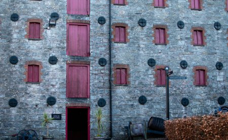 Antiguo edificio vintage de la destilería irlandesa de whisky Tienda de granos