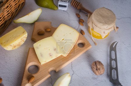 Foto de Surtido sabroso queso de diferentes tipos y tamaños en la mesa. cabezas de queso y trozos en una tabla de madera. Productos lácteos frescos, alimentos orgánicos saludables. Delicioso aperitivo. - Imagen libre de derechos