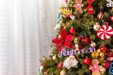 Téléchargez les photos : Arbre de Noël décoré avec différents types de tissu, bois et plus de décorations - en image libre de droit