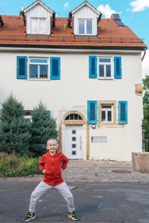 Téléchargez les photos : Un petit tour de passe-passe dans le cadre d'un beau bâtiment historique ancien en Allemagne. - en image libre de droit