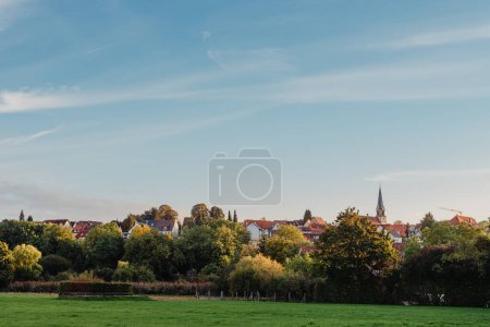 Téléchargez les photos : Vue sur la cathédrale et le château dans la vieille ville de Frieberg am Neckar, Baden-Wurtemberg, Allemagne. antique ville européenne ciel champ - en image libre de droit