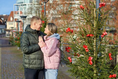 Promenade romantique de Noël : couple embrassant les rues charmantes de Bietigheim-Bissingen, Allemagne