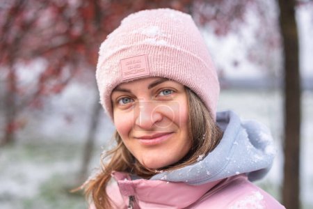 Winter Elegance: Porträt eines schönen Mädchens in einem verschneiten europäischen Dorf