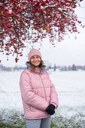 Elegancia de invierno: Retrato de una hermosa chica en una aldea europea nevada