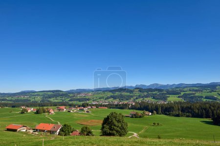 Alpine Foothills Charm: Rural Mountainside Living with Farmers Homesteads (en inglés). Mountain Countryside Serenity Captured: Farmers Dwellings, Pastures, and the Sky Above (en inglés). Naturaleza Tapiz Definido: Eco