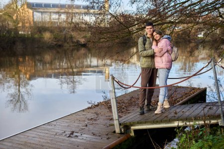 Abrazando momentos: Hermosa madre de 35 años e hijo de 17 años en invierno o parque de otoño junto al río Neckar, Bietigheim-Bissingen, Alemania. Celebra el calor del amor familiar con este cautivador