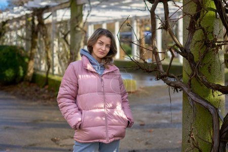 Joven hermosa chica turística bonita en sombrero caliente y abrigo con mochila caminando en otoño frío en la ciudad de Europa disfrutando de su viaje en Zurich Suiza. Retrato al aire libre de una joven turista disfrutando