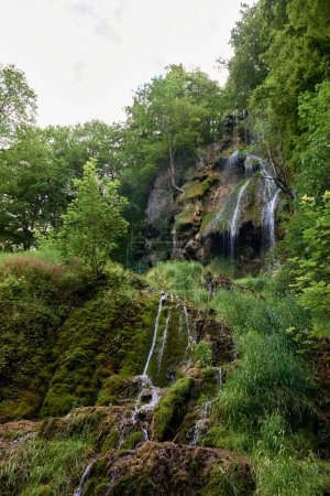 Wasserfall Bad Urach in Süddeutschland. Das Kaskadenpanorama in Bad Urach ist eine beliebte Naturattraktion und Wasserfall-Sehenswürdigkeit, der Uracher Wasserfall. Naturpark im Herbst