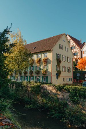 Altbundesdeutsches Stadthaus. Die Altstadt ist voller farbenfroher und gut erhaltener Gebäude. Baden-Württemberg ist ein an Frankreich und die Schweiz grenzendes Land im Südwesten Deutschlands. Der Schwarzwald, bekannt