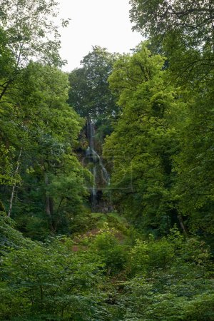 Cascade Bad Urach au sud de l'Allemagne Longexposure. panorama Cascade à Bad Urach Allemagne est une attraction naturelle populaire et vue cascade appelé Uracher Wasserfall. Réserve naturelle en automne