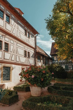 Altbundesdeutsches Stadthaus. Die Altstadt ist voller farbenfroher und gut erhaltener Gebäude. Baden-Württemberg ist ein an Frankreich und die Schweiz grenzendes Land im Südwesten Deutschlands. Der Schwarzwald, bekannt