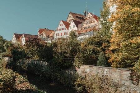 Antigua casa nacional alemana. El casco antiguo está lleno de edificios coloridos y bien conservados. Baden-Wurttemberg es un estado en el suroeste de Alemania que limita con Francia y Suiza. El Bosque Negro, conocido