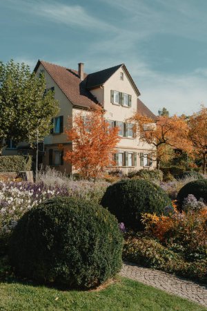 Haus mit schönem Garten im Herbst Blumen im Park. Bietigheim-Bissingen. Deutschland, Europa. Autumn Park und Haus, niemand, Busch und Grenery