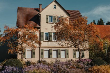 Maison avec beau jardin en automne. Fleurs dans le parc. Bietigheim-Bissingen. Allemagne, Europe. Parc d'automne et maison, personne, buisson et paysage