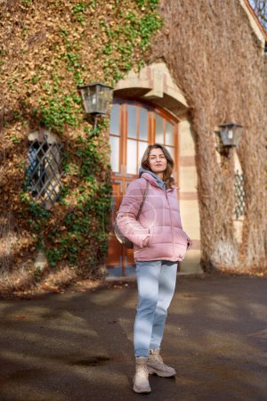 Junge hübsche Touristenmädchen in warmem Hut und Mantel mit Rucksack spazieren bei kaltem Herbst in Europa-Stadt genießen ihre Reise in Zürich Schweiz. Porträt einer jungen Touristin im Freien