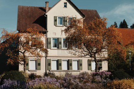 Maison avec beau jardin en automne. Fleurs dans le parc. Bietigheim-Bissingen. Allemagne, Europe. Parc d'automne et maison, personne, buisson et paysage