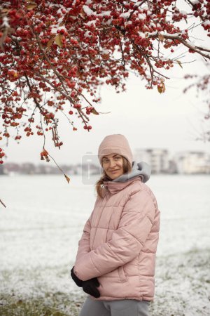 Elegancia de invierno: Retrato de una hermosa chica en una aldea europea nevada
