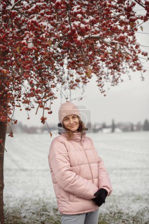 Élégance hivernale : Portrait d'une belle fille dans un village européen enneigé