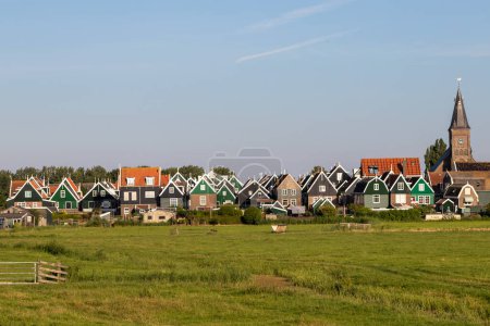 Téléchargez les photos : Marken village netherlands view on rural historical houses with blue clear sky - en image libre de droit