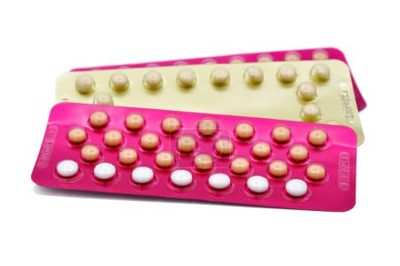 Téléchargez les photos : Pilules contraceptives orales isolées. 21 comprimés et 28 comprimés pilule contraceptive orale sur fond blanc avec voie de coupure. - en image libre de droit