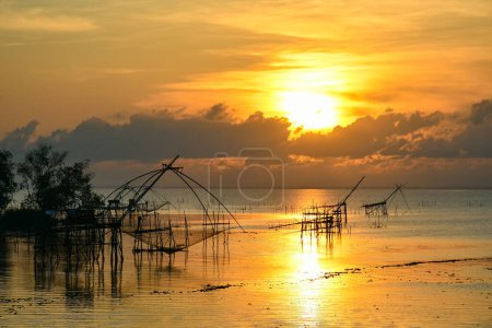 Yor Yak oder thailändische Riesenangelausrüstung mit goldenem Morgenlicht, wunderschöne Sonnenaufgangslandschaft am Pakpra Kanal, Phatthalung, Thailand.