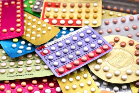 Píldora anticonceptiva oral en el mostrador de farmacia con coloridas pastillas tiras fondo
.