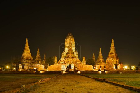 Nachtszene mit Beleuchtung des Wat Chaiwatthanaram, des antiken königlichen Tempels im Ayuthaya Historical Park, einem UNESCO-Weltkulturerbe in Thailand.