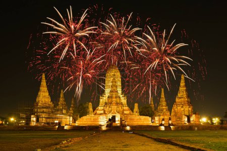 Téléchargez les photos : Feux d'artifice avec éclairage de Wat Chaiwatthanaram, l'ancien temple royal du parc historique d'Ayuthaya, site du patrimoine mondial de l'UNESCO en Thaïlande. - en image libre de droit