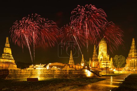 Feux d'artifice avec éclairage de Wat Chaiwatthanaram, l'ancien temple royal du parc historique d'Ayuthaya, site du patrimoine mondial de l'UNESCO en Thaïlande.