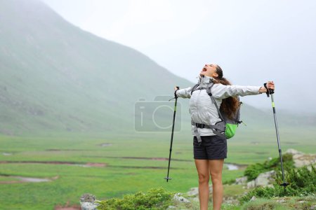 Foto de Excited hiker celebrating her healthy life in nature screaming to the air - Imagen libre de derechos