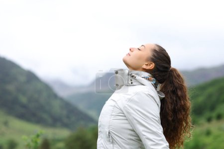 Foto de Profile of a hiker breathing fresh air in nature - Imagen libre de derechos