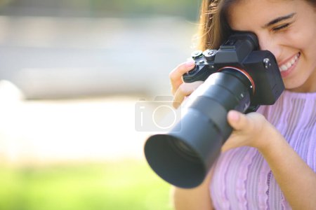 Téléchargez les photos : Photographe heureux prenant une photo dans un parc avec copie - en image libre de droit
