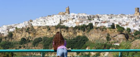 Foto de Vista trasera retrato de un turista contemplando las vistas de la ciudad en vacaciones de verano - Imagen libre de derechos