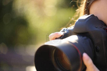 Téléchargez les photos : Gros plan portrait d'un photographe doigt prenant des photos sur l'appareil photo dslr appuyant sur le bouton de prise de vue - en image libre de droit