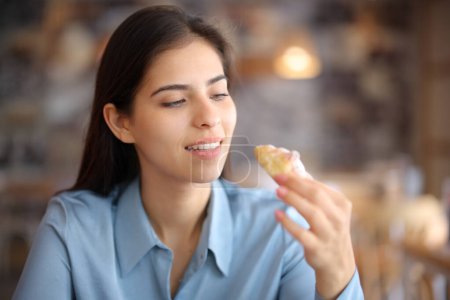Téléchargez les photos : Femme dans un restaurant intérieur manger boulangerie - en image libre de droit