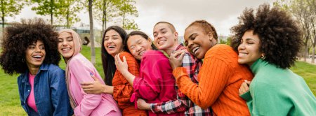 Téléchargez les photos : Diverses femmes multiraciales qui s'amusent à l'extérieur en riant ensemble, un groupe de femmes de tailles différentes et de cultures différentes - en image libre de droit