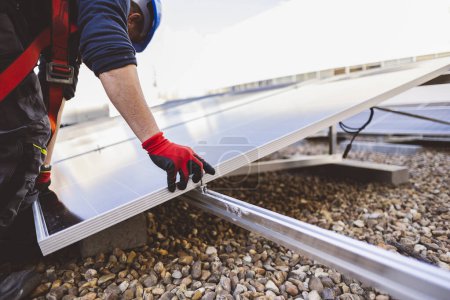 Foto de Detalle de disparo de un instalador de panel solar colocando el panel solar en el techo - Imagen libre de derechos