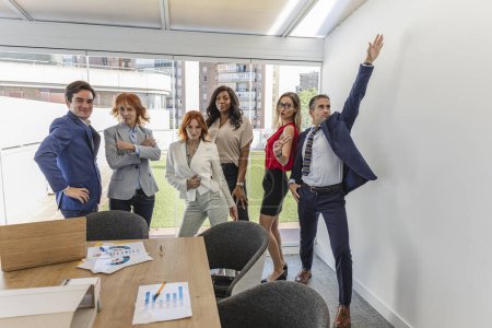 Téléchargez les photos : Groupe de gens d'affaires multigénérationnels et multiraciaux, au bureau, posant en plaisantant - en image libre de droit
