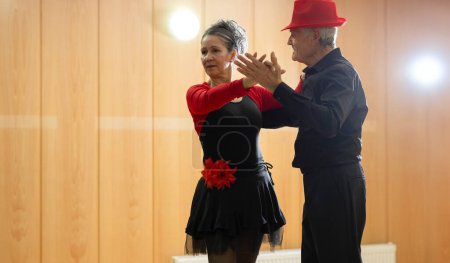 Foto de Pareja mayor dando clases de baile de salón en un salón de baile - Imagen libre de derechos