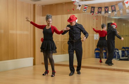 Foto de Pareja de ancianos dando clases de baile de salón en la escuela de baile para jubilados - Imagen libre de derechos