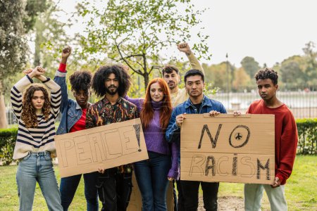 Eine leidenschaftliche Gruppe junger Erwachsener mit Schildern für Frieden und Rassengleichheit.