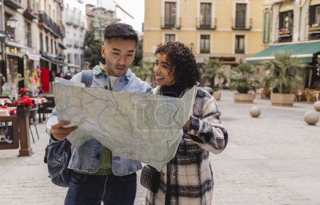 Paar navigiert mit Karte auf der City Street