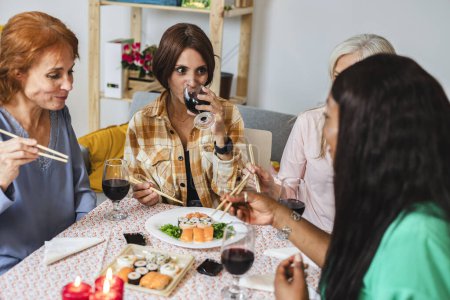 Un rassemblement amical autour des sushis et du vin, chaque femme profitant de l'expérience culinaire partagée dans un cadre confortable.
