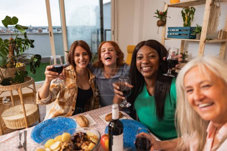 Un groupe d'amis joyeux partageant un toast et des rires autour d'une table, rayonnant de chaleur et de bonheur.