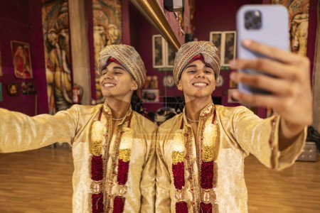Jugendlicher Überschwang als Performer im Indianerkostüm ein Selfie macht.