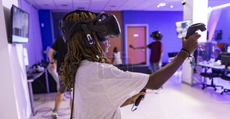 Une jeune femme explore un monde virtuel en utilisant un équipement VR de haute technologie dans un environnement de jeu dynamique.