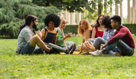 Eine Gruppe junger Erwachsener in lockerer Umgebung, die ein Picknick genießen und miteinander ins Gespräch kommen.