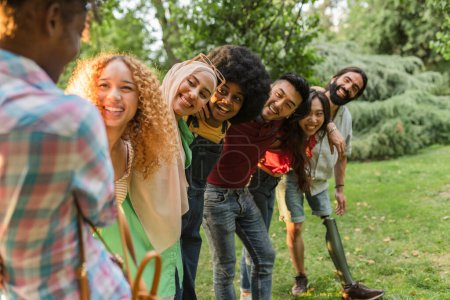 Un groupe spontané saisit l'essence de l'amitié et du plaisir lors d'un rendez-vous dans un parc.