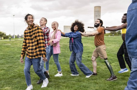 Un groupe vivant et diversifié d'amis court joyeusement à travers un champ herbeux, se tenant la main et riant, montrant leur lien fort et la joie de l'amitié.